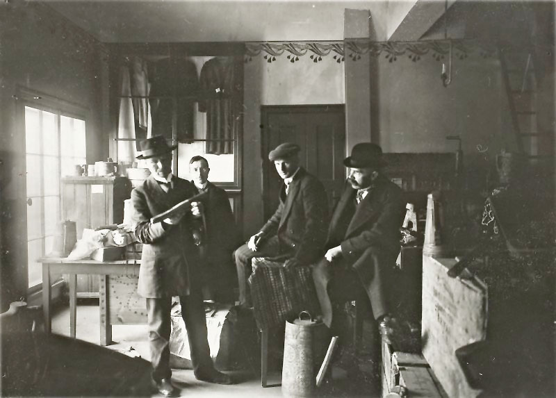 File:Eesti Rahva Muuseum_Karl Eduard Sööt_Kristjan Raud_Gustav Matto ja Edgar Eisenschmidt Vanemuise kolmanda korruse ruumides muuseumi kogude juures 1911.jpg
